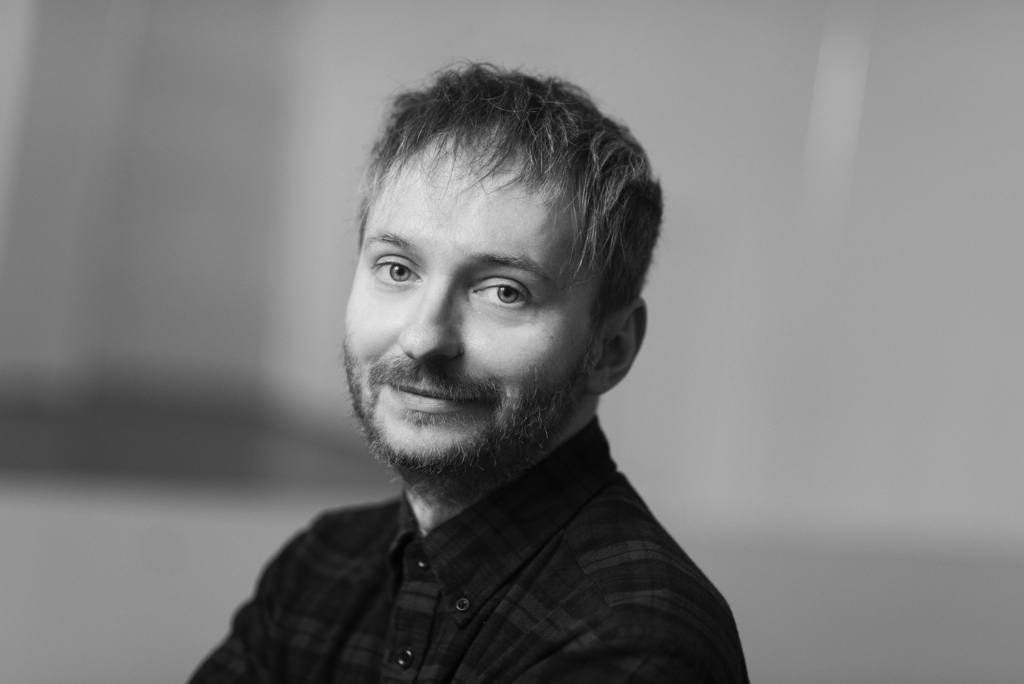 Стефан Иванов е поет, драматург, литературен критик, а отскоро и директор на Театър „София“. Снимка: Яна Лозева/Издателство „Кота 0“ - Парченца време, събрани в послание към един син