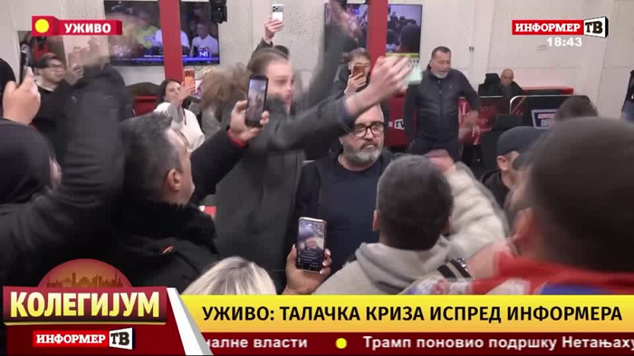 Протестиращи прекъснаха живото излъчване на „Информер ТВ”. Снимка: Стопкадър - Сръбска обществена телевизия се извини на зрителите си заради Вучич